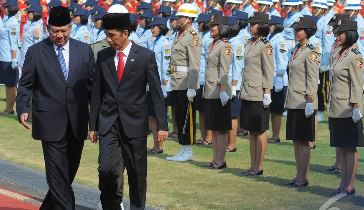 Sambil berbincang santai SBY dan jokowi berjalan bersama menuju gerbang Istana Negara, Jakarta, Senin (20/10/2014) (Liputan6.com/Herman Zakharia)