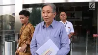 Mantan Menteri Koordinator Ekonomi Kwik Kian Gie keluar dari Gedung KPK usai diperiksa di Jakarta, Selasa (6/6). (Liputan6.com/Helmi Afandi)