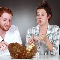 Bagaimana, ya kalau orang Amerika coba buah durian untuk pertama kali?