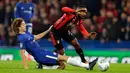 Pemain Chelsea, Ethan Ampadu berebut bola dengan pemain Bournemouth, Jermain Defoe pada laga perempat final, di Stadion Stamford Bridge, Kamis (21/12). Chelsea berhasil mengalahkan Bournemouth dengan susah payah 2-1. (AP/Alastair Grant)