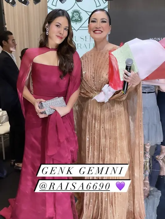 Raisa nampak elegan dengan dress off shoulder yang ditambahkan cape panjang warna maroon. Melengkapi penampilan, ia membawa clutch silver yang serasi dengan anting-antingnya. @becktum