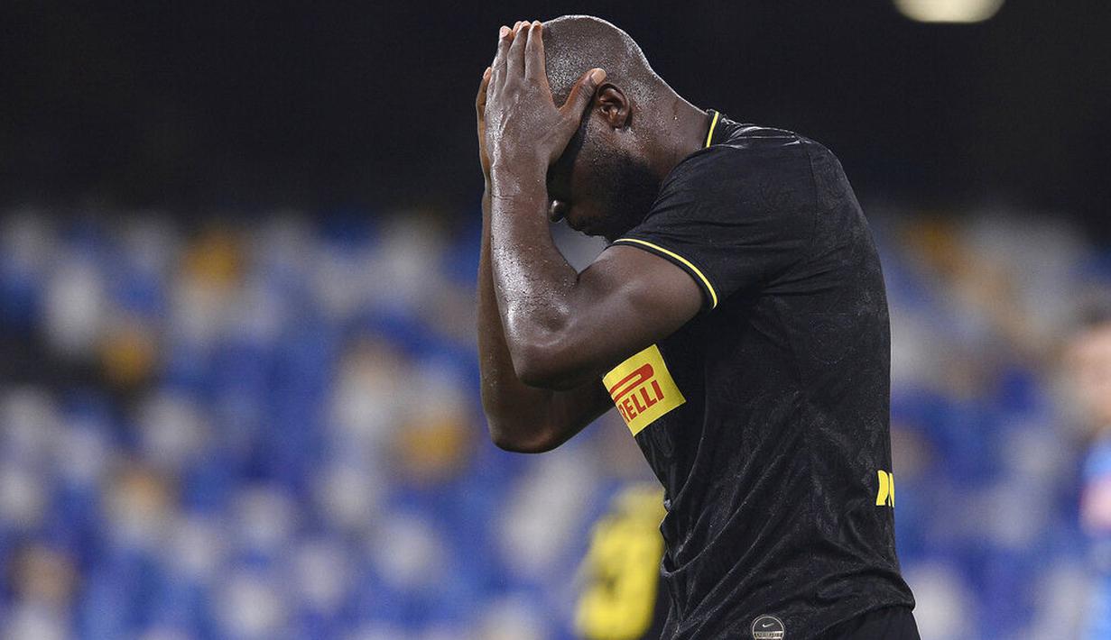 Striker Inter Milan, Romelu Lukaku, tertunduk lesu usai ditahan imbang Napoli pada laga Coppa Italia di San Paolo, Minggu (14/5/2020). Kedua tim bermain imbang 1-1. (AP/Cafaro)