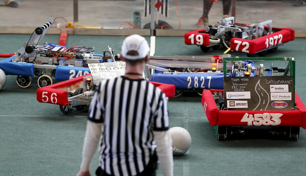 Seorang Wasit memantau jalanya pertandingan bola antara dua tim dalam kompetisi robot San Diego Regional FIRST Robotics di Del Mar, California (4/3). Kompetisi tahunan San Diego ke-10 ini diikuti oleh puluhan tim dari SMA di AS. (REUTERS / Mike Blake)