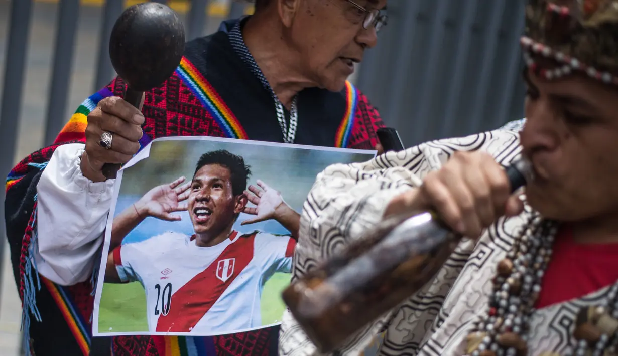 Dukun Peru melakukan ritual prediksi menjelang leg kedua babak play-off kontra Selandia Baru, di Lima, Selasa (14/11). Peru dan Selandia Baru akan memperebutkan tiket Piala Dunia 2018 pada Kamis (16/11) di Estadio Nacional. (ERNESTO BENAVIDES/AFP)