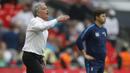 Pelatih Manchester United, Jose Mourinho memberikan arahan kepada timnya saat melawan Tottenham pada semifinal Piala FA di Wembley stadium, London, (21/4/2018). MU menang 2-1. (AP/Frank Augstein)