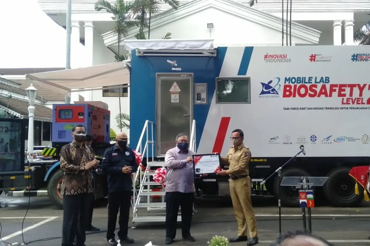 Menristek Bambang Brodjonegoro menyerahkan Mobile Lab BSL-2 kepada Wali Kota Bogor Bima Arya