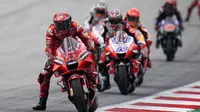 Persaingan sengit terjadi sejak awal balapan. Pecco Bagnaia berhasil menyalip Jorge Martin di lap pertama tikungan 4 dan membuat jarak antarpembalap tak berbeda jauh. (Foto: AP/Steve Wobser)