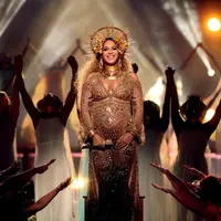 Hamil bukan penghalang bagi Beyonce Knowles untuk berkarya. Hadir di Grammy Awards 2017, tampilan Beyonce berhasil memukau para penonton yang hadir. Beberapa judul lagu dinyanyikan secara non-stop. (AFP/Bintang.com)