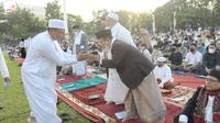 Plh Gubernur Jabar yang juga Wagub Jabar Uu Ruzhanul Ulum melaksanakan salat Idul Adha di Lapangan Gasibu, Kota Bandung, Minggu (10/7/2022). (Foto: Biro Adpim Jabar)