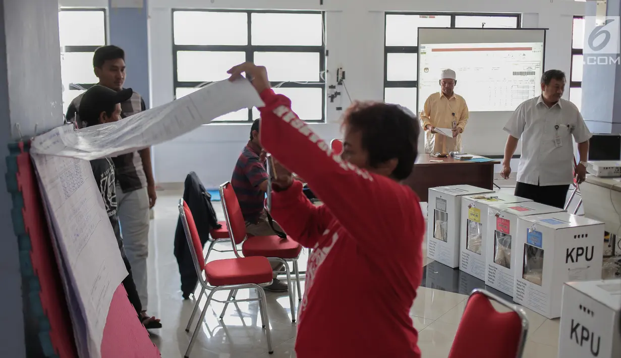 Petugas PPK merekapitulasi hasil penghitungan perolehan suara Pemilu 2019 pada tingkat kecamatan di Gelanggang Remaja Kelapa Gading, Jakarta, Senin (22/4). PPK mulai melakukan rekapitulasi surat suara dari seluruh TPS di tiap kelurahan di daerah tersebut. (Liputan6.com/Faizal Fanani)