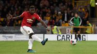 Gelandang Manchester United, Paul Pogba, gagal melakukan eksekusi penalti saat melawan Wolverhampton pada laga Premier League di Stadion Molineux, Wolverhampton, Senin (19/8). Kedua klub bermain imbang 1-1. (AFP/Paul Ellis)