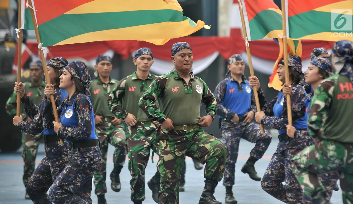 Anggota Kepolisian Air dan Udara (Polairud) melakukan atraksi saat perayaan HUT ke-68 Korpolairud di Mako Ditpolairud, Jakarta, Senin (3/12). Atraksi yang dipertontonkan seperti ketangkasan dan permainan musik. (Merdeka.com/Iqbal Nugroho)