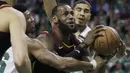 Pemain Cleveland, LeBron James berusaha melewati adangan para pemain Boston Celtics pada gim kelima final NBA Wilayah Timur di TD Garden, Boston, (23/5/2018). Boston Celtics menang 96-83. (AP/Charles Krupa)