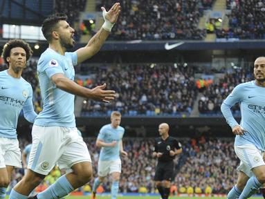 Striker Manchester City, Sergio Aguero, merayakan gol yang dicetaknya kw gawang Burnley pada laga Premier League di Stadion Etihad, Manchester, Sabtu (21/10/2017). City menang 3-0 atas Burnley. (AP/Rui Vieira)