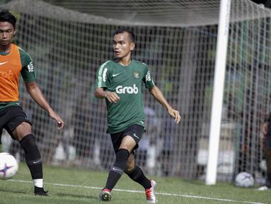 Pemain Timnas Indonesia, Riko Simanjuntak, mengirim umpan saat latihan di Lapangan ABC Senayan, Jakarta, Selasa (20/11). Latihan ini persiapan jelang laga Piala AFF 2018 melawan Filipina. (Bola.com/Vitalis Yogi Trisna)