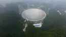 Pandangan udara menunjukkan teleskop terbesar di dunia, Aperture Spherical Telescope atau FAST, pada hari pertama uji coba di Pingtang, China, Minggu (25/9). Teleskop ini berhasil dirampungkan dalam lima tahun dengan biaya mencapai Rp2,3 triliun (STR/AFP)