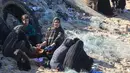 Diantaranya dengan berkumpul di sebuah pantai di Deir el-Balah, di Jalur Gaza tengah pada 30 November 2023. (Mahmud Hams/AFP)