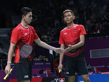 Ganda putra Indonesia, Fajar Alfian/M Rian Ardianto saat melawan pemain India, Manu Attri/Sumeeth Reddy Buss pada perempat final Bulutangkis Beregu Putra Asian Games 2018 di Jakarta, Senin (20/8). (Liputan6.com/Helmi Fithriansyah)