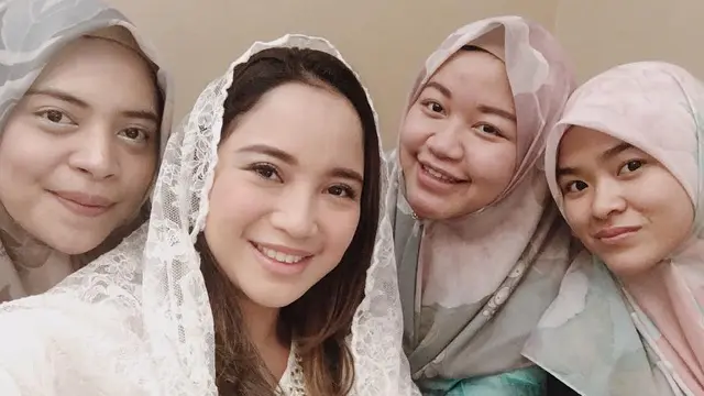 [Bintang] Bikin Hati Adem, Ini 8 Foto Chacha Frederica Saat Berhijab