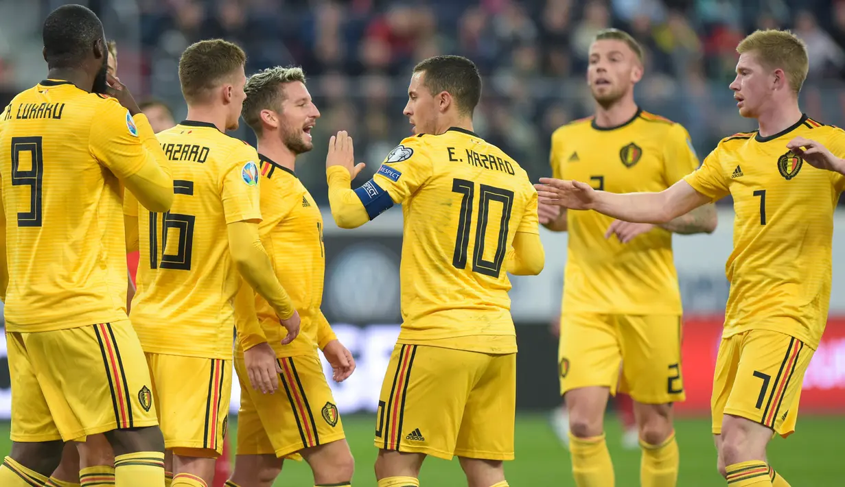 Para pemain Belgia merayakan gol yang dicetak Eden Hazard ke gawang Rusia pada laga Kualifikasi Piala Eropa 2020 di Gazprom Arena, Saint Petersburg, Sabtu (16/11). Rusia kalah 1-4 dari Belgia. (AFP/Olga Maltseva)