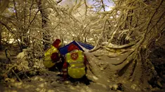 Relawan berbicara dengan tunawisma di tendanya di Boulogne Billancourt, sebelah barat Paris, Prancis, Selasa (6/2). Badan Cuaca Nasional Prancis Meteo France mengatakan, sekitar setengah negara siaga atas bahaya salju dan es. (AP Photo / Thibault Camus)