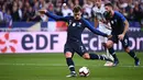 Penyerang Prancis, Antoine Griezmann menendang penalti saat menghadapi Jerman pada laga UEFA Nations League di Stadion Stade de France, Paris, Selasa (16/10). Dua gol Griezmann membawa Prancis menaklukkan Jerman 2-1. (FRANCK FIFE/AFP)