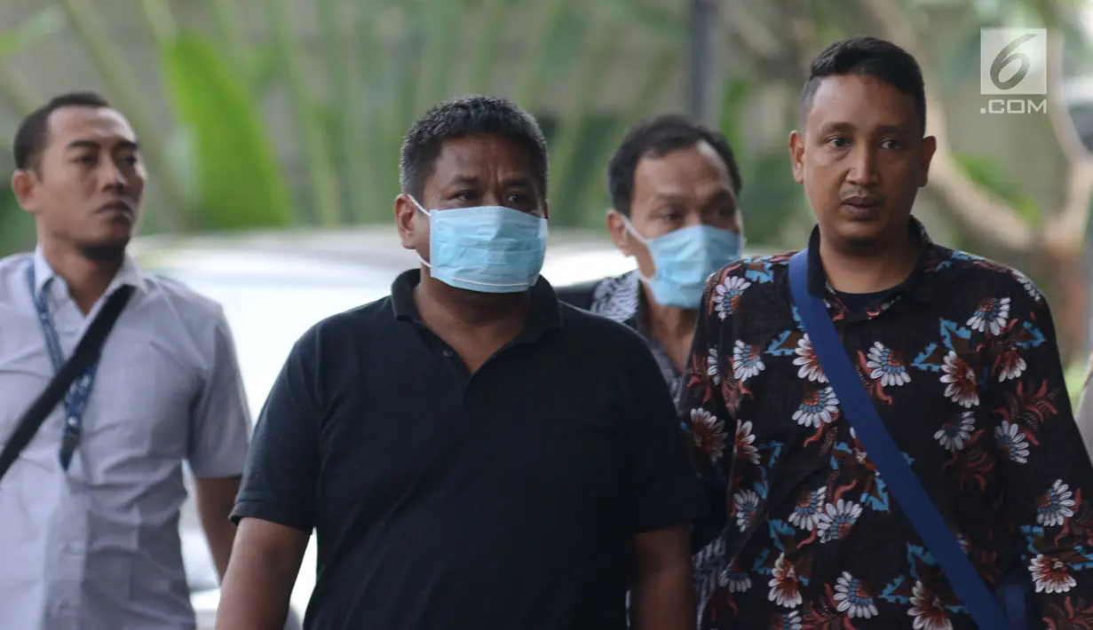 Hakim Kayat (belakang batik abu-abu) dan orang yang berperkara kasus suap bebaskan terdakwa PN Balikpapan Papan tiba di KPK, Jakarta, Sabtu (4/5/2019). KPK mengamankan duit sekitar Rp 100 juta yang diduga terkait suap dalam penanganan kasus penipuan di persidangan. (merdeka.com/Imam Buhori)