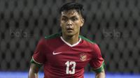 Bek Timnas Indonesia U-19, Rachmat Irianto, menggiring bola saat melawan Kamboja U-19 pada laga persahabatan di Stadion Patriot, Bekasi, Rabu (4/10/2017). Indonesia menang 2-0 atas Kamboja. (Bola.com/Vitalis Yogi Trisna)