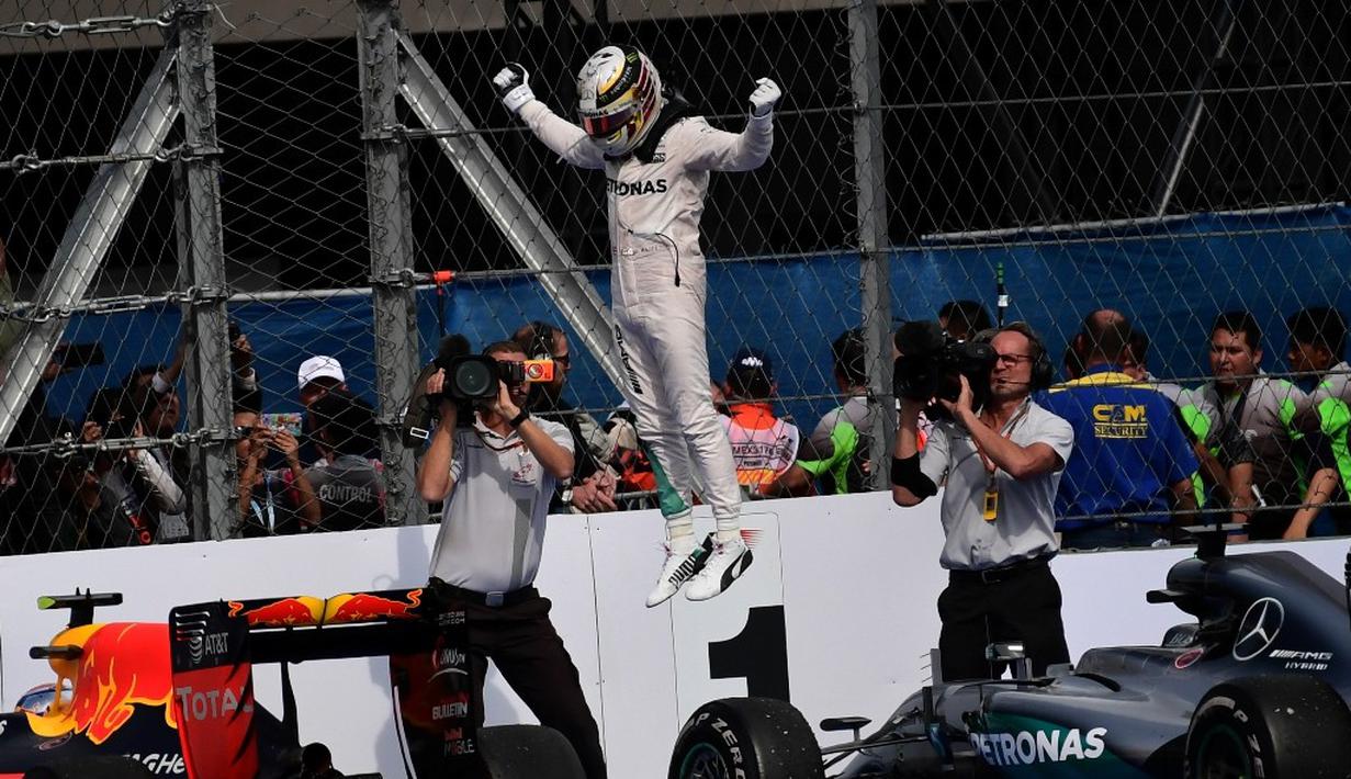 Pebalap Mercedes, Lewis Hamilton, memenangi balapan F1 GP Meksiko di Sirkuit Autodromo Hermanos Rodriguez, Senin (31/10/2016) dini hari WIB. (AFP/Pedro Pardo)