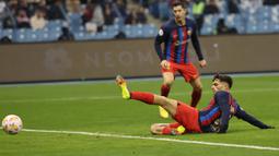 Barcelona langsung tampil menekan di awal laga. Beberapa peluang didapat, di antaranya melalui gol Pedri pada menit ke-23 yang akhirnya dianulir VAR karena Pedri telah tertangkap offside saat menerima umpan dari Raphinha. (AFP/Giuseppe Cacace)