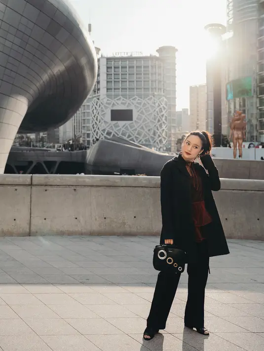 Tatjana Saphira tampaknya senang mengenakan busana berwarna hitam. Terkadang ia memadukannya dengan warna warna lain yang sama-sama gelap. (Foto: instagram.com/tatjanasaphira)