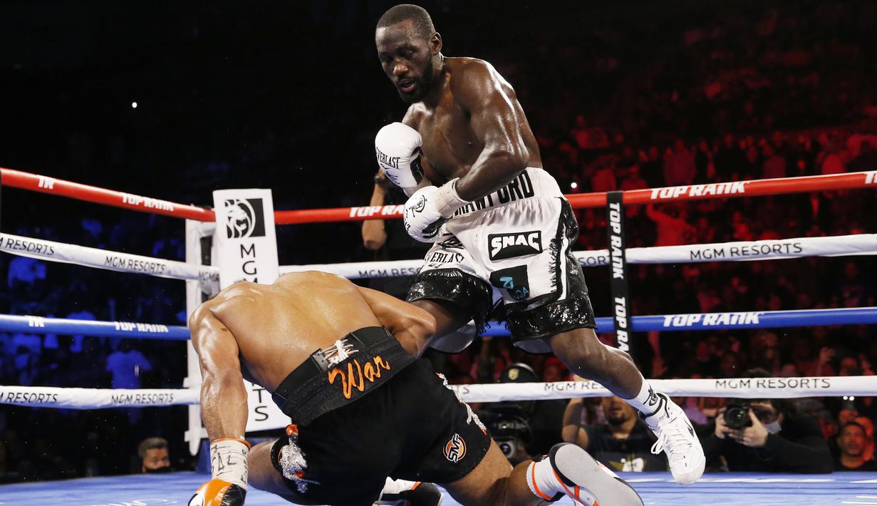 Terence Crawford (kanan) menjatuhkan Shawn Porter pada pertandingan tinju perebutan gelar juara dunia kelas welter WBO di Las Vegas, Amerika Serikat, 20 November 2021. Terence Crawford menang TKO pada ronde 10. (AP Photo/Chase Stevens)