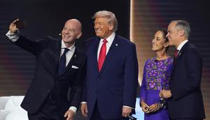 Presiden FIFA Gianni Infantino berfoto selfie dengan Presiden Amerika Serikat Donald Trump, Presiden Meksiko Claudia Sheinbaum, dan Perdana Menteri Kanada Mark Carney dalam acara drawing Piala Dunia 2026, Sabtu (6/12/2025). (AP Photo/Evan Vucci)