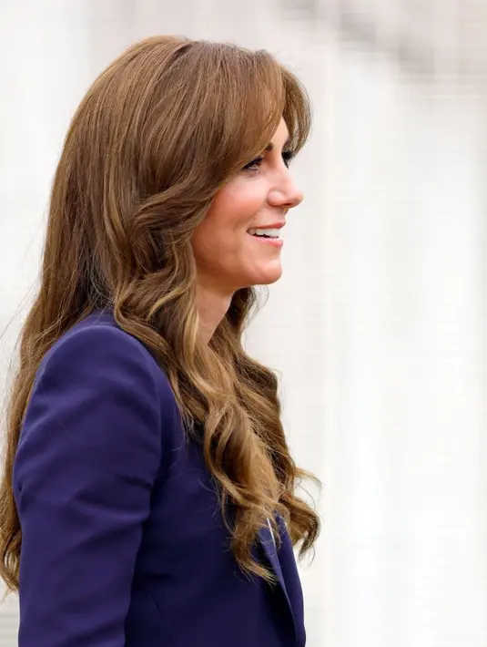 Tentu saja setelan blazer yang serasi dengan celananya ini merupakan rancangan dari desainer favorit Kate Middleton, Alexander McQueen. [Foto: Instagram]