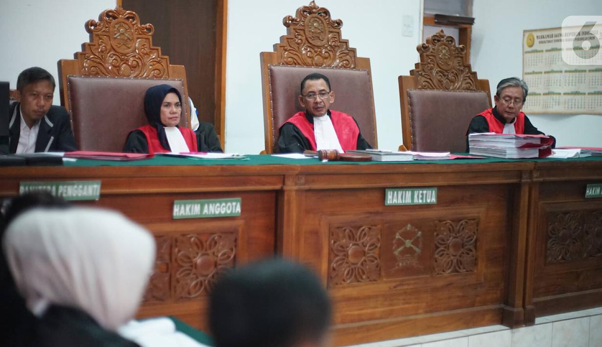 Majelis Hakim memimpin sidang lanjutan aktor Jefri Nichol dengan agenda pembacaan tuntutan di Pengadilan Negeri Jakarta Selatan, Senin (21/10/2019). Jefri Nichol dituntut 10 bulan penjara serta direkomendasikan untuk menjalani rehabilitasi rawat jalan. (Liputan6.com/Immanuel Antonius)