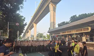 Badan Eksekutif Mahasiswa Universitas Indonesia (BEM UI) menggelar aksi simbolik di depan Markas Besar Kepolisian Republik Indonesia (Mabes Polri), Rabu (1/7/2026). (Liputan6.com/Rifqy)