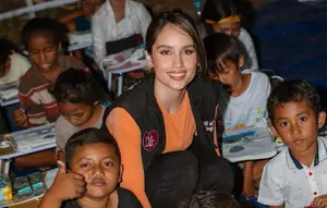 Cinta Laura Ceritakan Kondisi Anak-Anak di NTT, Masih Belajar di Bawah Terpal