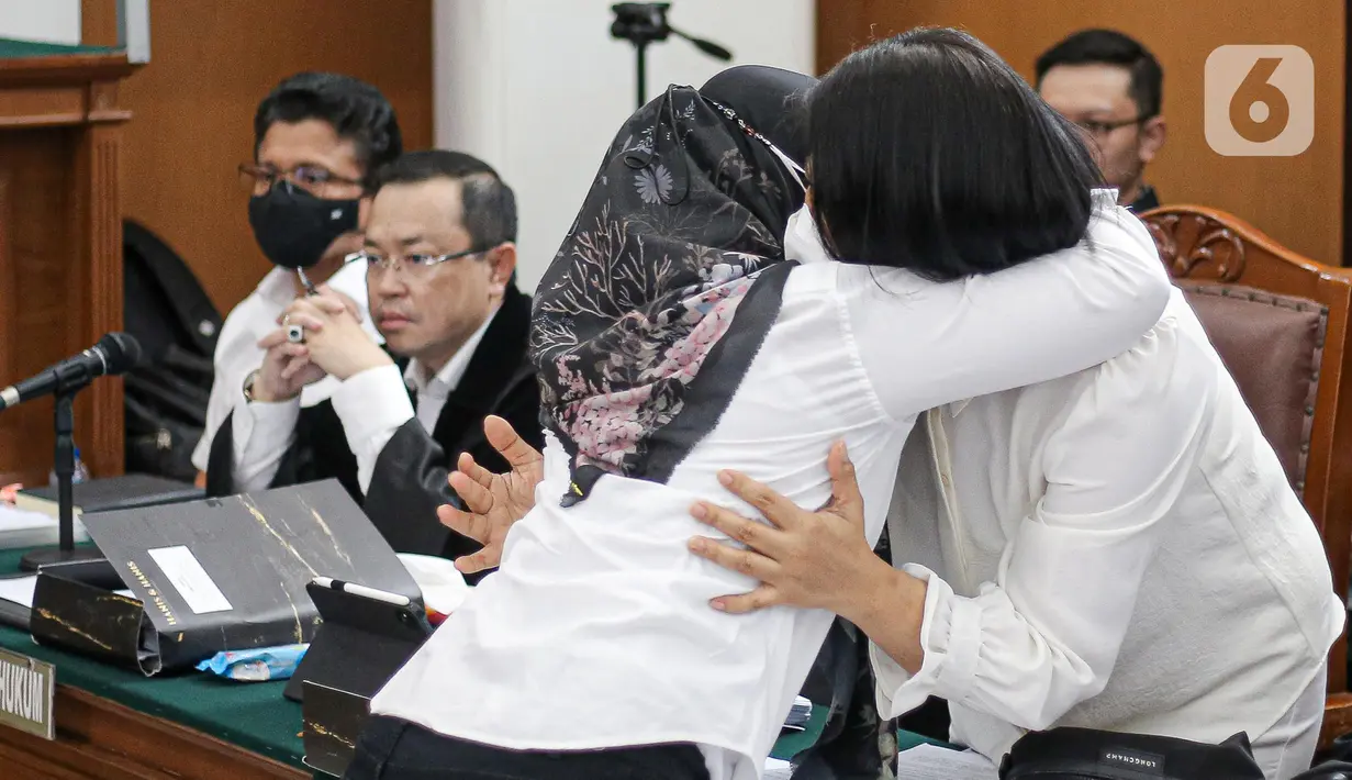 Susi memeluk terdakwa Putri Candrawathi sebelum menjadi saksi dalam sidang lanjutan kasus pembunuhan berencana Brigadir Nofriansyah Yosua Hutabarat atau Brigadir J di Pengadilan Negeri Jakarta Selatan, Selasa (8/11/2022). ART keluarga Ferdy Sambo, Susi, kembali menjadi saksi di sidang lanjutan tersebut. (Liputan6.com/Faizal Fanani)