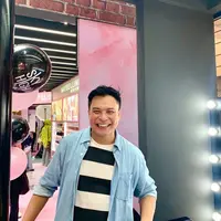 MUA selebritas Ryan Ogilvy berbagi trik memakai maskara yang benar. Apa saja? (Dok/Fimela.com/Hilda Irach).