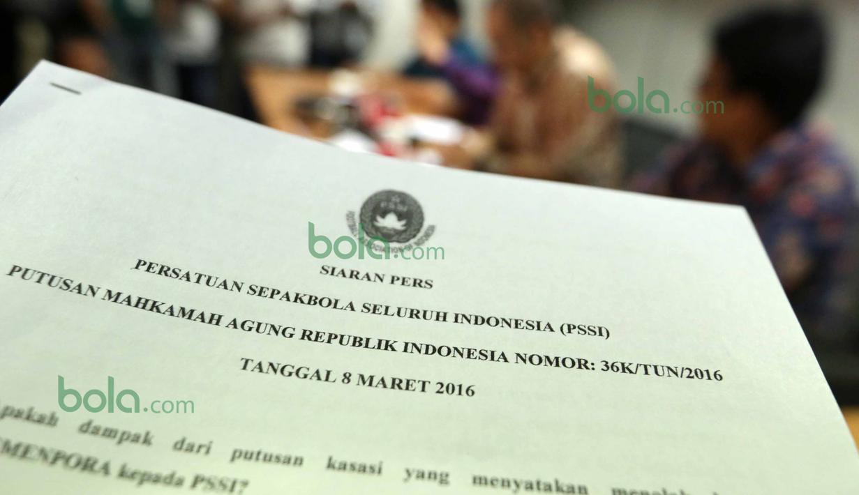 Mahkamah Agung menolak kasasi Kemenpora dan menginstruksikan pencabutan pembekuan atas PSSI, Senayan, Jakarta, Selasa (8/3/2016). (Bola.com/Nicklas Hanoatubun)