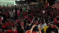 Kedua kelompok suporter yang menamakan dirinya Simpatisan United dan Red Sector sudah berdatangan ke lokasi sejak sore hari (Liputan6.com/Panji Diksana).