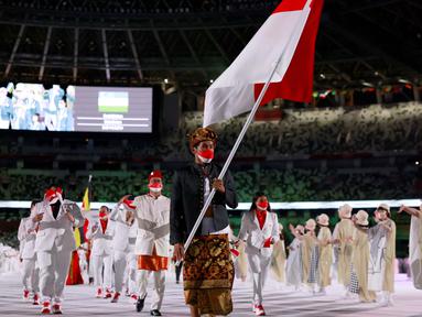 Baju adat Bali Payas Madya yang digunakan atlet surfer Indonesia, Rio Waida yang didapuk membawa bendera Merah Putih. (Foto: AFP/Odd Andersen)