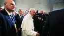 Paus Fransiskus menyapa pengunjung saat akan meninggalkan Museum 11 September di kota New York, Jumat (25/9/2015). Paus Fransiskus sedang melakukan kunjungan selama enam hari ke Amerika Serikat. (REUTERS/Thomas A. Ferrara/Newsday/POOL)