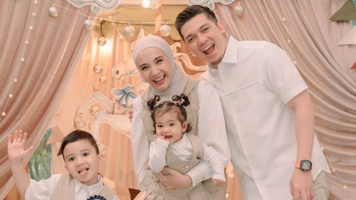 Zaskia Sungkar Mencuri Perhatian dengan Gaya Smart Casual Rompi di Pesta Ulang Tahun Putrinya - Inspirasi Outfit Ibu Muda!