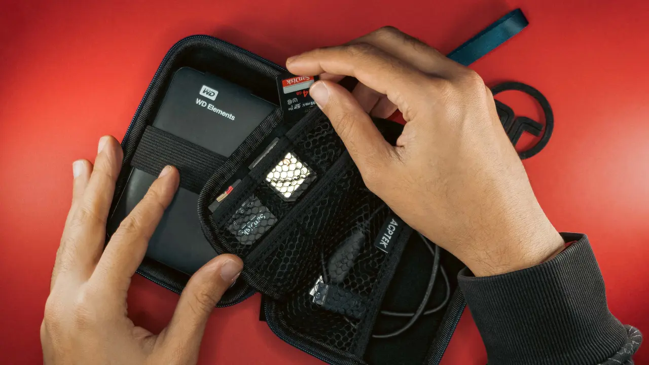 Hand with carrying case for hard disk and memory card SD