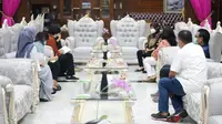 Tenaga Ahli Utama Kantor Staf Presiden (KSP) Widiarsih Agustina bersama beberapa staf KSP menemui Wali Kota Surabaya Tri Rismaharini (Risma) (Foto: Dok Istimewa)