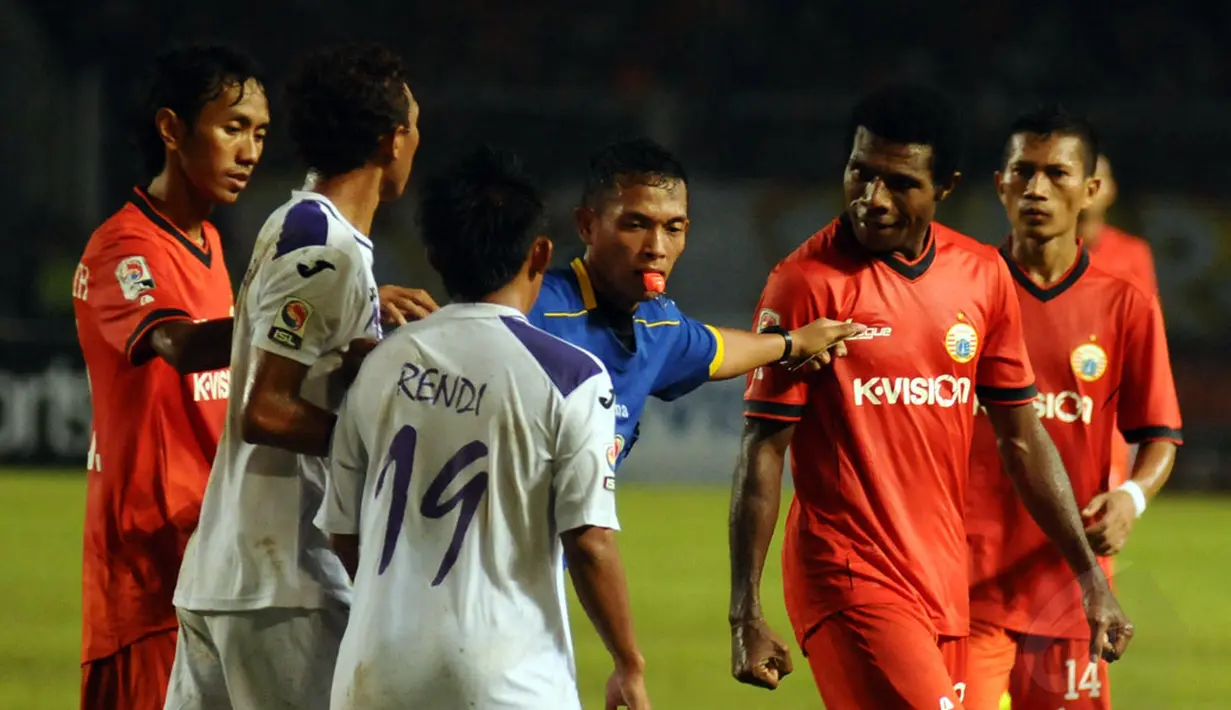 Wasit yang memimpin laga Persija Jakarta kontra Persik Kediri, Gerry Rama (tengah) terlihat berusaha melerai keributan antar kedua pemain (Victor Pae dan Rendi Irawan), (30/5/2014). (Liputan6.com/Helmi Fithriansyah)