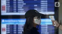 Calon penumpang menjalani pegecekan suhu tubuh saat berada di Terminal 2F Terminal 3 Bandara Soekarno Hatta, Tangerang, Banten, Jumat (24/4/2020). Pemerintah menghentikan sementara penerbangan komersil baik dalam maupun luar negeri untuk mencegah penyebaran COVID-19. (merdeka.com/Imam Buhori)