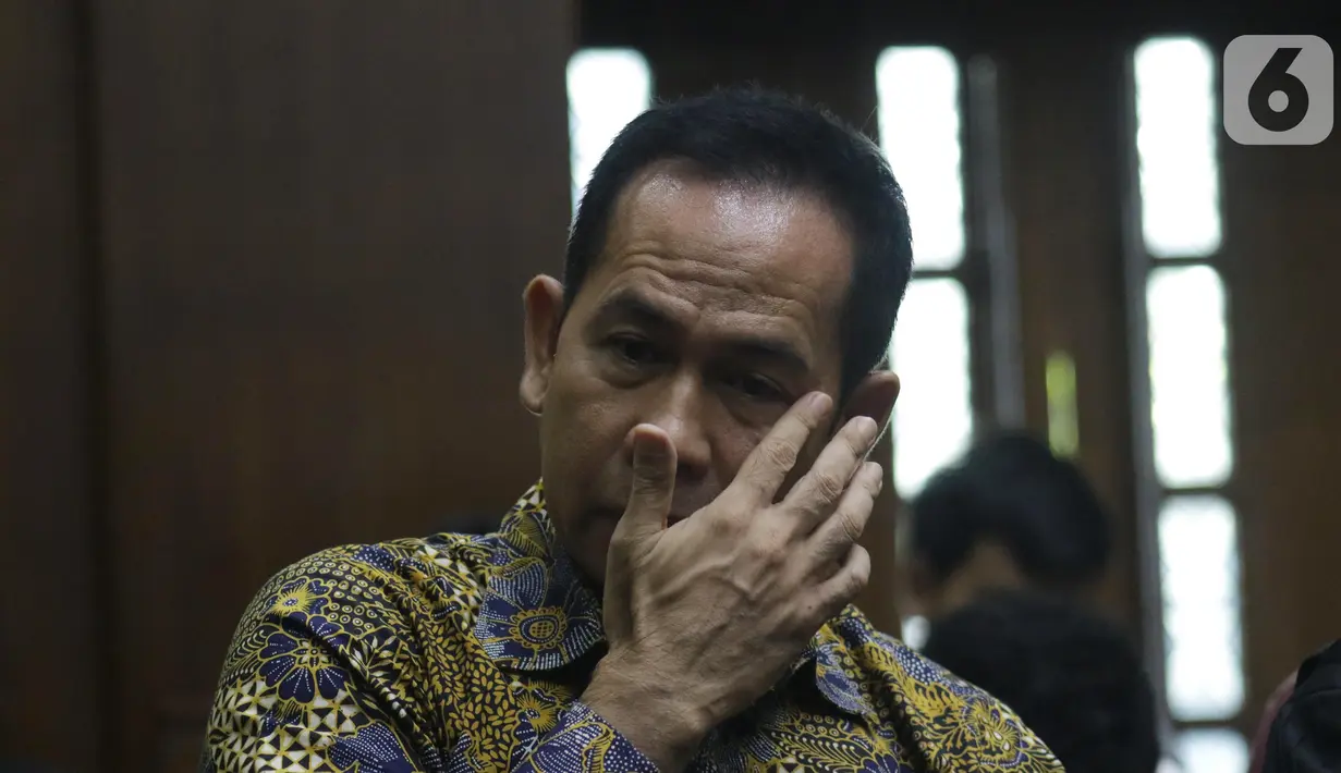 Tubagus Chaeri Wardana jelang menjalani sidang dakwaan kasus dugaan korupsi terkait pengadaan alat kesehatan di Pemprov Banten dan Pemkot Tangerang Selatan serta Tindak Pidana Pencucian Uang di Pengadilan Tipikor, Jakarta, Kamis (31/10/2019). (Liputan6.com/Helmi Fithriansyah)