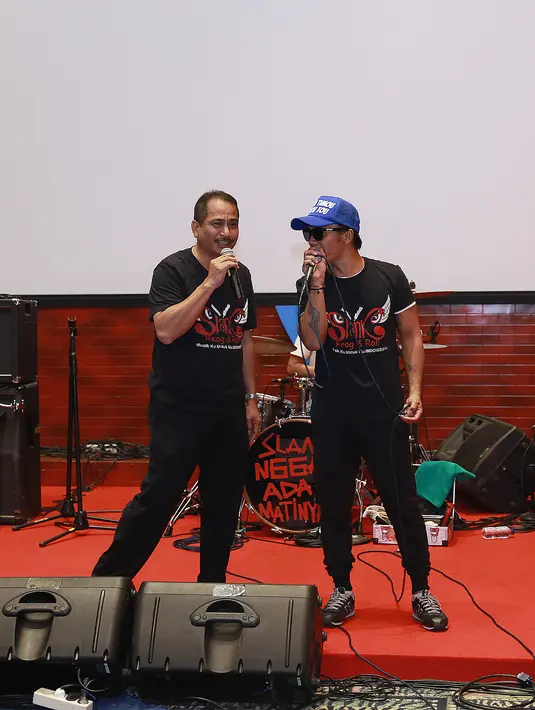 Menteri Pariwisata Republik Indonesia, Arief Yahya yang menyambut baik Konser Slank Reog & Roll ikut bernyanyi bersama Kaka Slank di rangkaian konferensi pers. (Wimbarsana/Bintang.com)